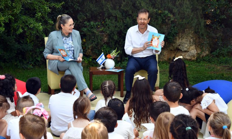 צפו: הנשיא ורעייתו בשעת סיפור