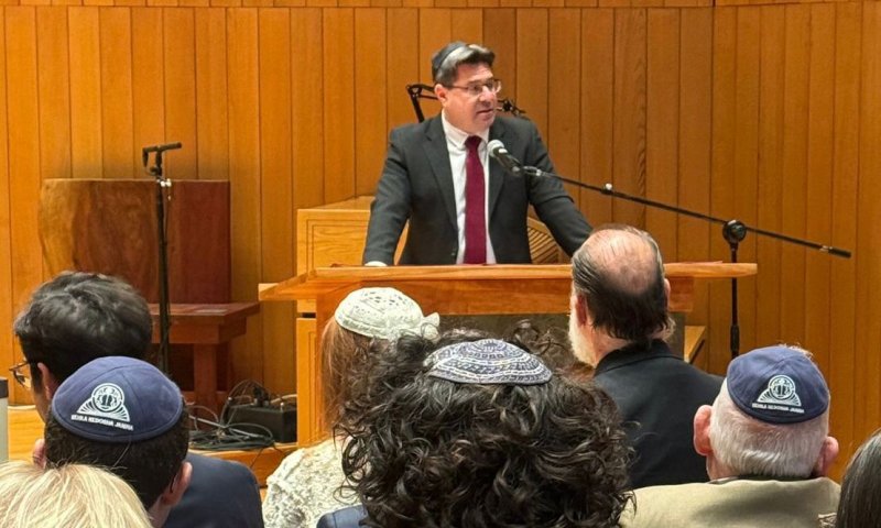 אקוניס מזהיר: "האיומים על ישראל נמשכים &ndash; והעולם שותק"