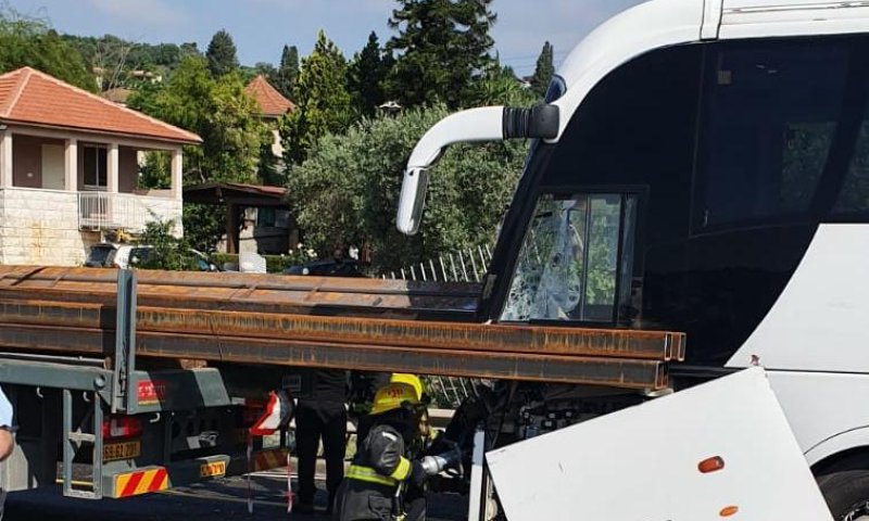 אוטובוס נכנס במשאית בכביש 65: הנהג נהרג