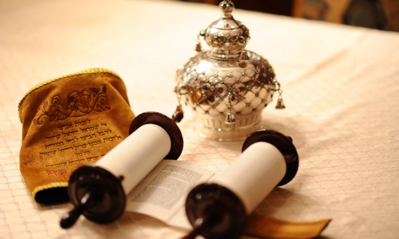 נעצר חשוד בגניבת ספרי תורה ממרכז קבלה