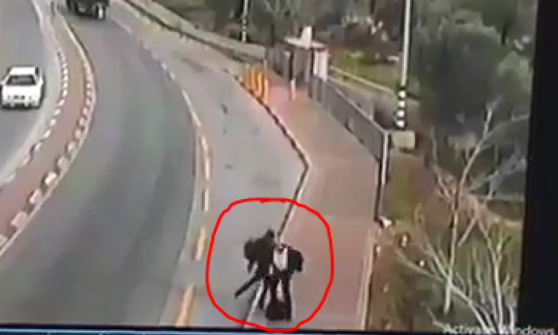 ירד ממונית, התגנב ודקר למוות. צפו בתיעוד הפיגוע