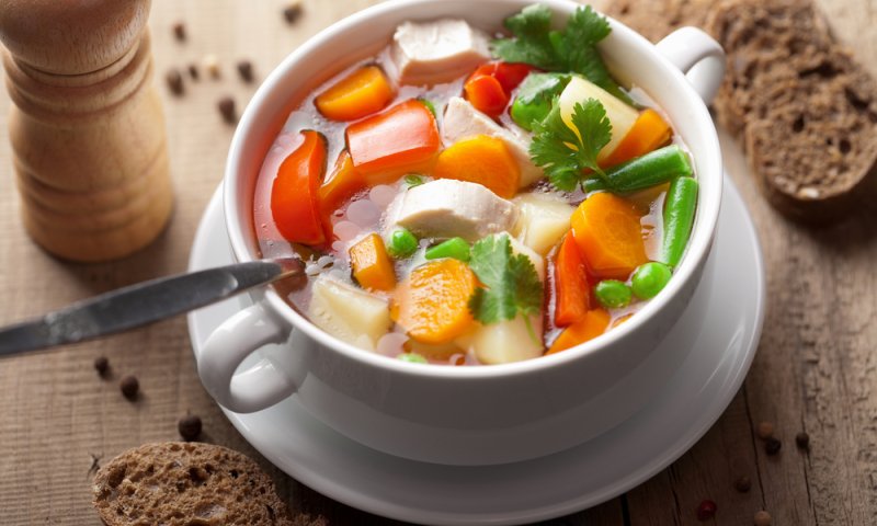 אפור בחוץ צבעוני בפנים: מתכון למרק ירקות עשיר