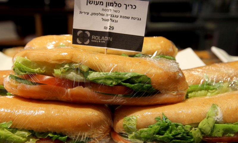 האם לאשכנזים אסור לאכול לחמנייה כשרה לפסח?