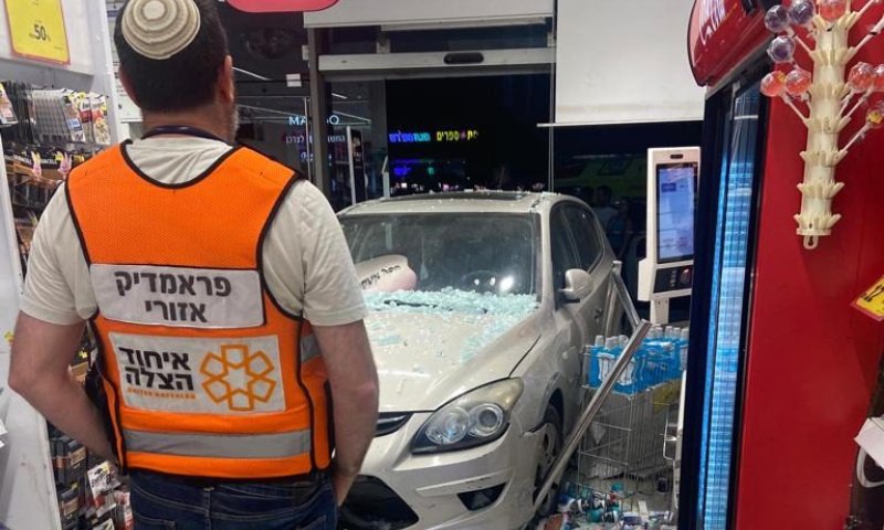 כפר סבא: נהגת נכנסה עם הרכב לחנות בקניון