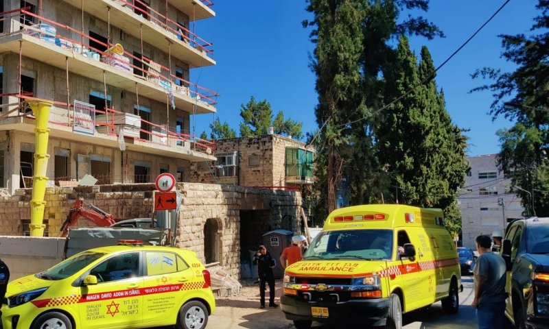 ירושלים: פועל שנפל מגובה פונה לביה"ח במצב קשה