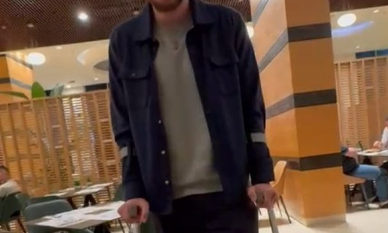 מרגש: אחרי שעבר ניתוח &ndash; שורד השבי סשה טרופנוב חוזר ללכת