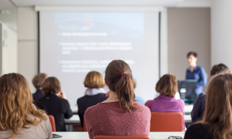 סולקה מהכיתה בשל כיסוי הראש &bull; המרצה ננזף
