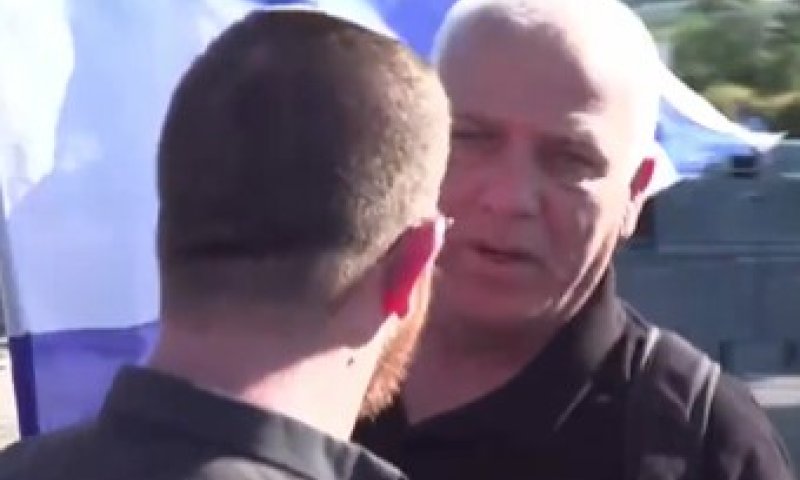 צפו: כתב ערוץ 14 חוטף מכות בשידור