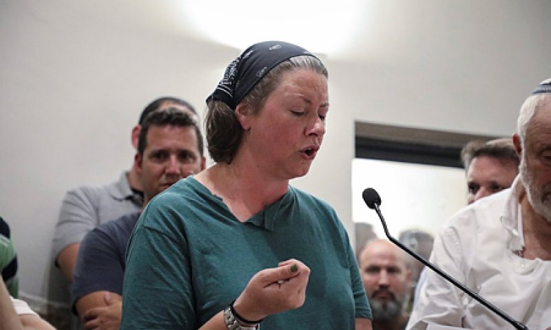 "כבר לא שמע": אלמנתו של ארי פולד משחזרת את האסון