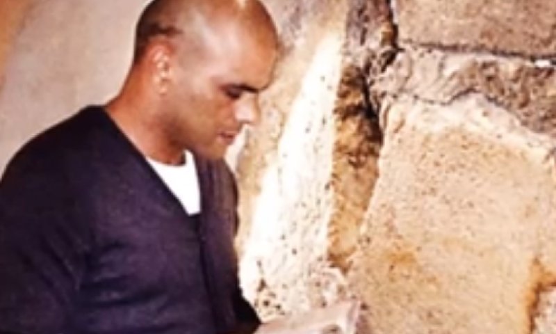 אייל גולן מתחזק: האזינו לסינגל "מתפלל"