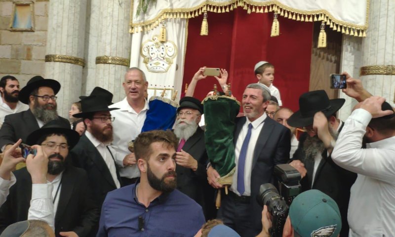 אפקט החזרת המנדט: גנץ והרב רפי רוקדים בהקפות