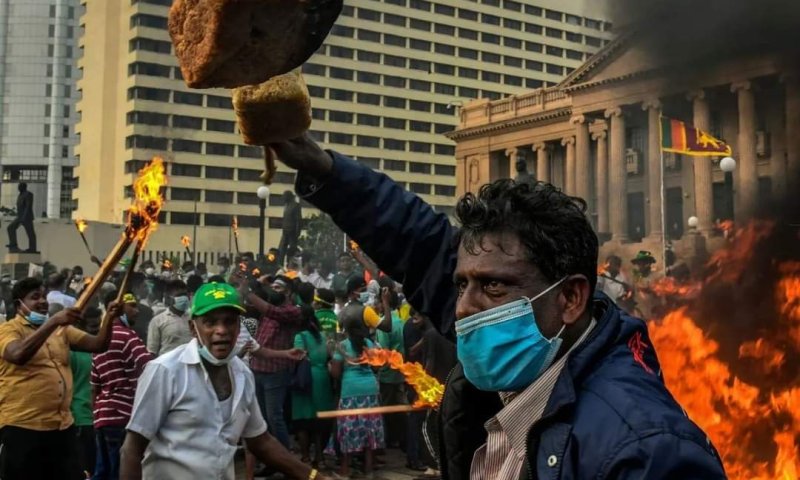 על רקע הפגנות הענק, ראש ממשלת סרי לנקה מתפטר