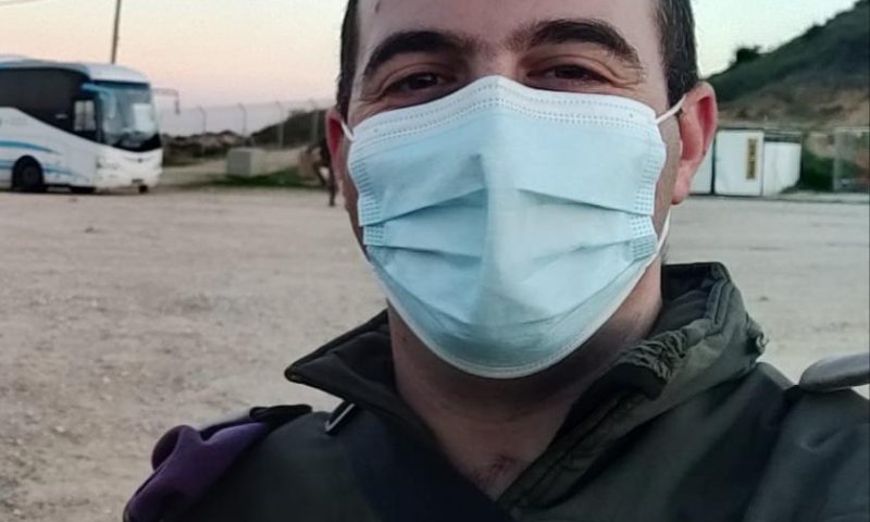 רופא צבאי עובד 24/7, ועכשיו העומס גדל ב-40%