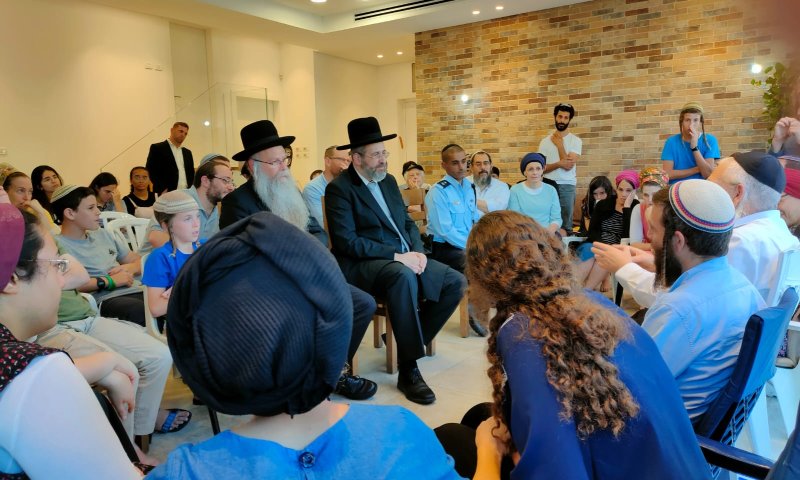 אלפים בניחום אבלים לבנו של הרב אריה הנדלר