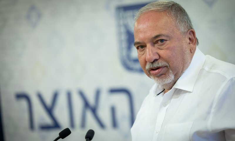 יוקר המחיה: ליברמן מחזיר את המס על הדלק