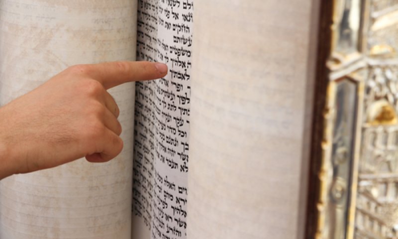 מה פירוש הציווי המוזר המופיע בפרשת עקב?