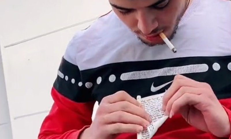 מזעזע: ערבי תלש מזוזה ושרף אותה &bull; צפו