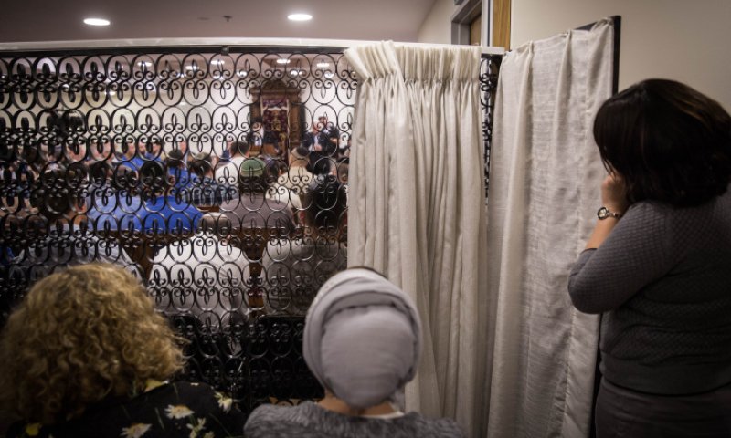 מניין נוסף על חשבון עזרת נשים? הרב שרלו משיב