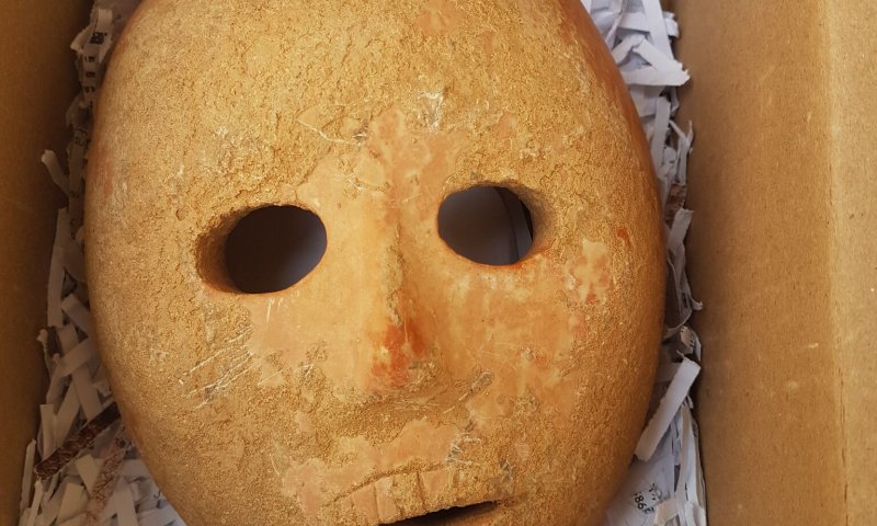 מסכת אבן נדירה בת אלפי שנים נחשפה בהר חברון