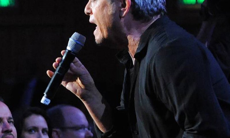 צפו: שלמה ארצי לא מצליח לשיר