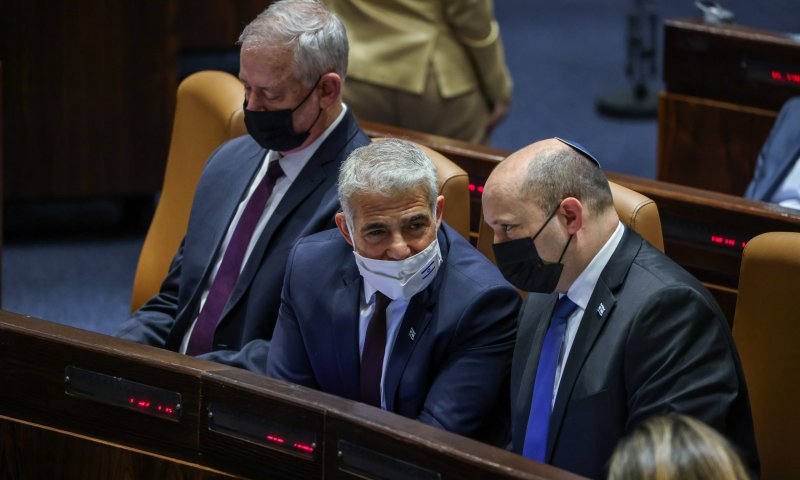 כך מנסים בקואליציה להבטיח שלפיד יהיה רה"מ