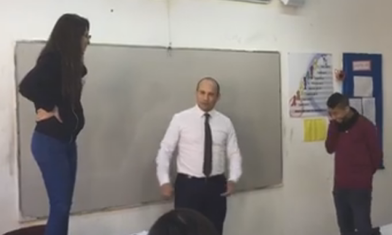 צפו: בנט ערך ביקור פתע והפיל את התלמידים מצחוק