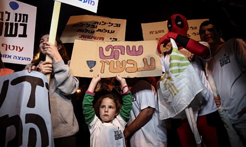 "הדשא של המרכז ירוק יותר": אלפים מפגינים בת"א