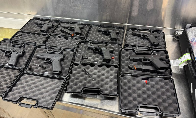 סיכול הברחה בנתב"ג: 8 אקדחים נתפסו במזוודה של אזרח