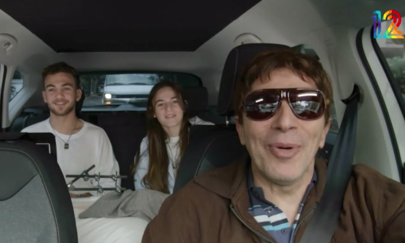 החטופים שחזרו מגיעים למונית של אשר בן חורין | צפו