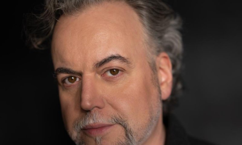 מתאים לכם מופע פסנתר אצלכם בסלון? דניאל סלומון במופע זום