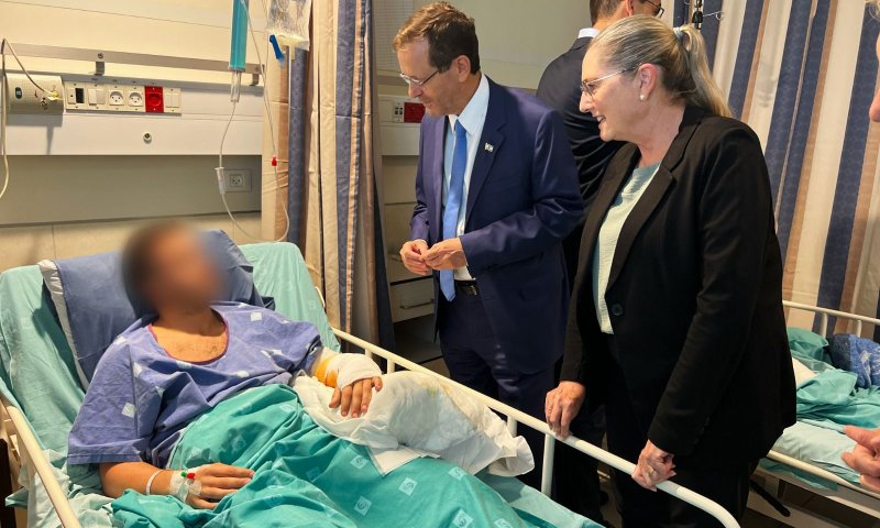 הנשיא הרצוג ביקר את הפצועים בבית החולים שמיר