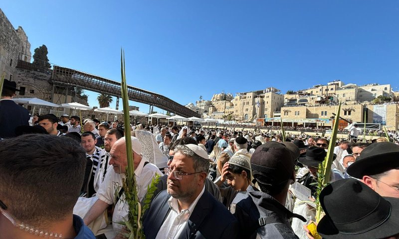 נשאר למטה: השר בן גביר לא הצטרף למתפללים בהר הבית