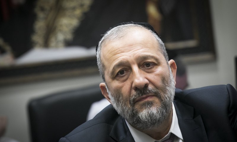 דרעי מאיים: אם חוק המרכולים לא יעבור- אתפטר