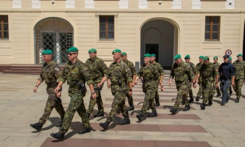 למעלה מ-12 מדינות קוראות לעזוב את אוקראינה