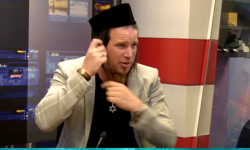 בוצר באולפן סרוגים: "הבגד הוא בוגד, יש לי פאות עדין"