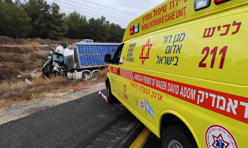 חשד: בזזו את תכולת המשאית מהתאונה בכביש 6