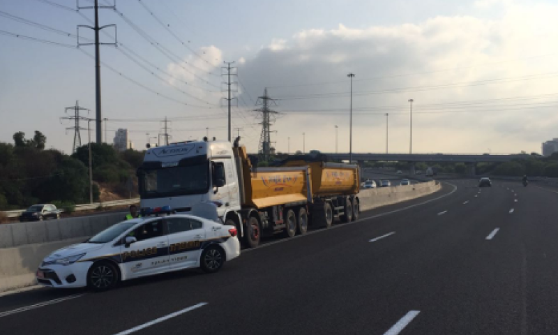 אימה בכביש 4: פול טריילר דהר נגד כיוון התנועה
