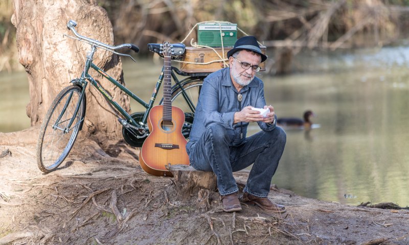 EB=MC&sup2;: אהוד בנאי מגשים חלום מעבר לים