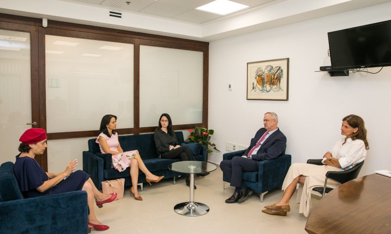 שתיים סרוגות: גנץ נפגש עם הח"כיות החדשות