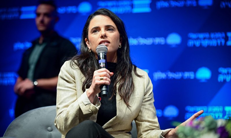 שקד במתקפה: "מחבלים בחליפות, אין להם מקום"