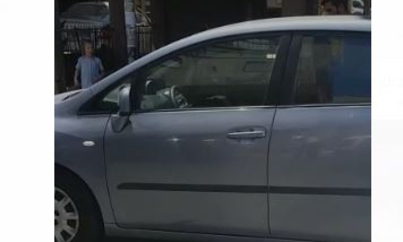 כמעט אסון: צפו בפעוטה שנשכחה ברכב בבני ברק