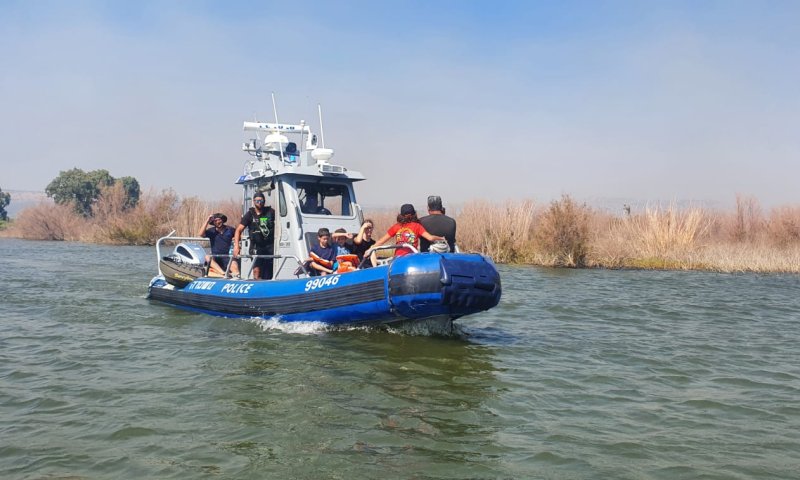 מאות מטיילים פונו מהכינרת בגלל שריפה בחוף אמנון
