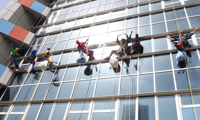 גיבורי היום: מנקי החלונות שהפתיעו את החולים&bull;צפו