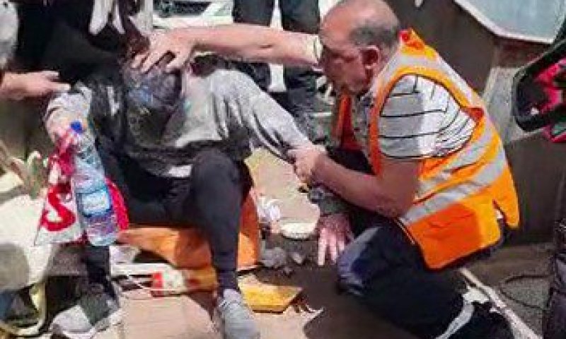 עובדי העירייה נדהמו: אדם חולץ מתוך פח אשפה מוטמן