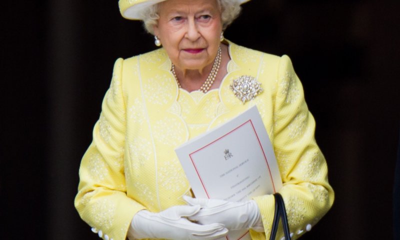 מלכת אנגליה בזום מספקת הצצה לאופנת הבית שלה