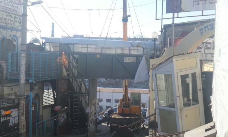 באומן מפרקים את גשר הכהנים שהוקם בסמוך לציון