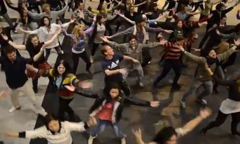 צפו בפלאש מוב יהודי בארגנטינה לצלילי הבה נגילה