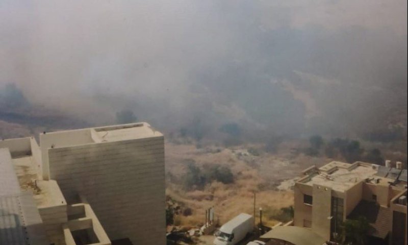 "מתפשטת במהירות לאור הרוחות העזות": שריפה מסכנת בתים בטבריה