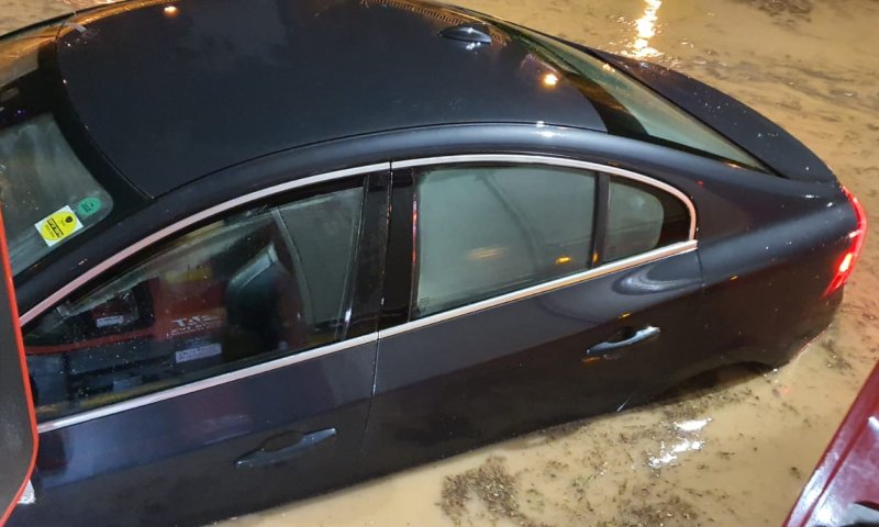 נזקי מזג האוויר: אדם חולץ מהצפה; כבישים נחסמו