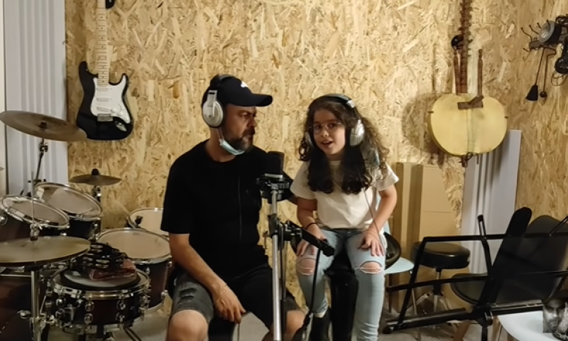 עובר בגנים: הבת הקטנה של עמיר בניון כבשה את הרשת